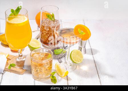 Cocktail alla moda ispirato al tè con miscele verdi, oolong, nere, chai e altre miscele di tè. Tè frizzante soda, bevande estive fredde con sciroppo, limone, lime Foto Stock