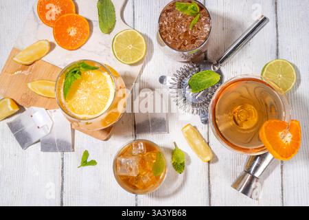 Cocktail alla moda ispirato al tè con miscele verdi, oolong, nere, chai e altre miscele di tè. Tè frizzante soda, bevande estive fredde con sciroppo, limone, lime Foto Stock