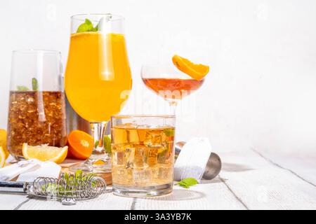 Cocktail alla moda ispirato al tè con miscele verdi, oolong, nere, chai e altre miscele di tè. Tè frizzante soda, bevande estive fredde con sciroppo, limone, lime Foto Stock