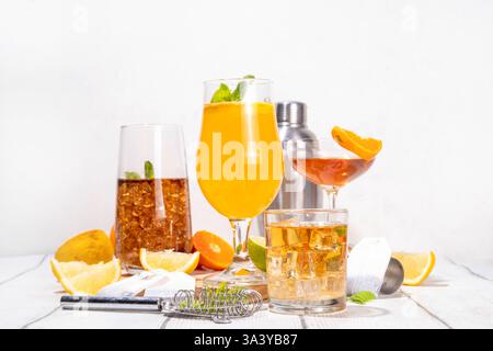 Cocktail alla moda ispirato al tè con miscele verdi, oolong, nere, chai e altre miscele di tè. Tè frizzante soda, bevande estive fredde con sciroppo, limone, lime Foto Stock