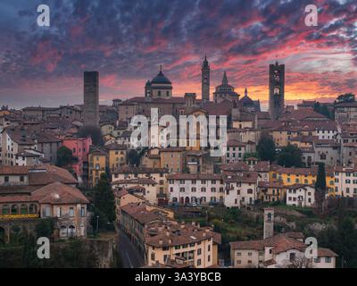 Città vecchia di Bergamo al tramonto con Campane e tetti in terracotta Foto Stock