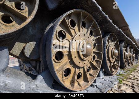 Binari e ruote di un ex carro armato T-34 dell'esercito sovietico a Tiraspol, Transnistria Foto Stock