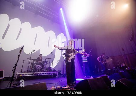 FAT Dog si esibisce al Trawsnewid: Transform festival all'Aberystwyth Arts Centre sabato 22 febbraio 2025 Foto Stock