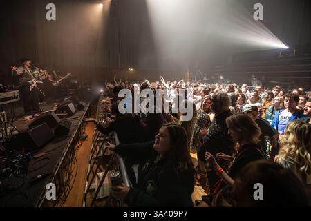 FAT Dog si esibisce al Trawsnewid: Transform festival all'Aberystwyth Arts Centre sabato 22 febbraio 2025 Foto Stock