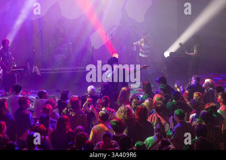 FAT Dog si esibisce al Trawsnewid: Transform festival all'Aberystwyth Arts Centre sabato 22 febbraio 2025 Foto Stock