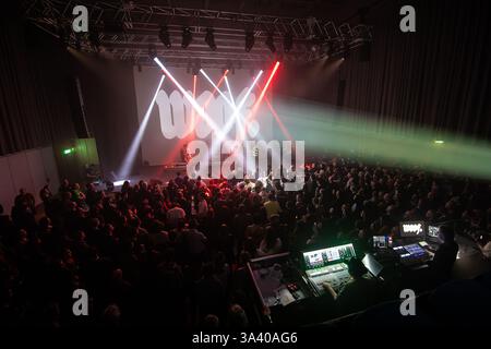 FAT Dog si esibisce al Trawsnewid: Transform festival all'Aberystwyth Arts Centre sabato 22 febbraio 2025 Foto Stock