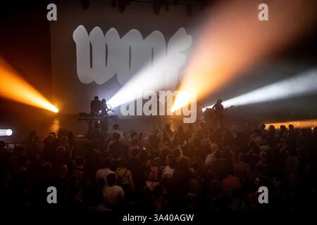 FAT Dog si esibisce al Trawsnewid: Transform festival all'Aberystwyth Arts Centre sabato 22 febbraio 2025 Foto Stock