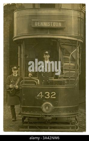 Cartolina originale dell'epoca edoardiana o precedente alla prima guerra mondiale del tram Dennistoun della Glasgow Corporation con un autista in uniforme che indossa un badge di servizio lungo sul lato destro e un direttore d'orchestra. Conducenti di tram. Tram numero 432. Dennistoun, Glasgow, Scozia, Regno Unito circa 1910 - 1914 . A partire dal 1917 circa, le donne iniziarono ad assumere il ruolo di direttori per liberare gli uomini per combattere nella prima guerra mondiale. Foto Stock