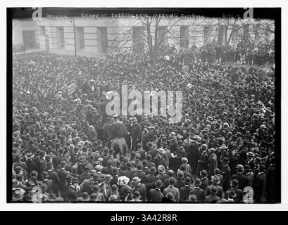 Suffragio femminile negli Stati Uniti - folla a suffragette Meeting City Hall [New York] - 1912 - suffragette che sostenevano la ratifica del 19° emendamento alla Costituzione degli Stati Uniti, che garantiva alle donne il diritto di voto. L'emendamento è stato ratificato il 18 agosto 1920, dopo che il Tennessee è diventato il 36° stato ad approvarlo, soddisfacendo la necessaria maggioranza dei tre quarti degli stati. Organizzazioni di suffragio come la National American Woman Suffrage Association (NAWSA) e il National Woman's Party (NWP) usarono striscioni, proteste e campagne pubbliche per fare pressione sulle legislature statali per ratificare l'AM Foto Stock