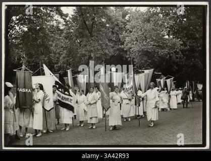 Fotografia dei membri del Partito Nazionale delle donne che si riuniscono in strada con striscioni. Tra gli striscioni ci sono quelli che recano "Nebraska", "California Republic", Connecticut." Suffragisti che sostenevano la ratifica del 19° emendamento alla Costituzione degli Stati Uniti, che garantiva alle donne il diritto di voto. L'emendamento è stato ratificato il 18 agosto 1920, dopo che il Tennessee è diventato il 36° stato ad approvarlo, soddisfacendo la necessaria maggioranza dei tre quarti degli stati. Organizzazioni di suffragio come la National American Woman Suffrage Association (NAWSA) e il National Woman's Party (NWP) usarono striscioni, proteste, AN Foto Stock