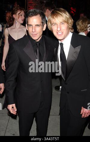 10 APRILE 2011 - VANITY FAIR OSCAR PARTY 2004, AL RISTORANTE MORTONS, WEST HOLLYWOOD, CALIFORNIA 02/29/2004. ANDREA RENAULT/ 2004.BEN STILLER E OWEN WILSON . K36141AR(immagine di credito: © Globe Photos/ZUMAPRESS.com) Foto Stock