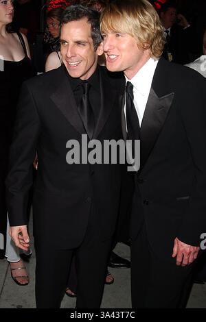 10 APRILE 2011 - VANITY FAIR OSCAR PARTY 2004, AL RISTORANTE MORTONS, WEST HOLLYWOOD, CALIFORNIA 02/29/2004. ANDREA RENAULT/ 2004.BEN STILLER E OWEN WILSON . K36141AR(immagine di credito: © Globe Photos/ZUMAPRESS.com) Foto Stock