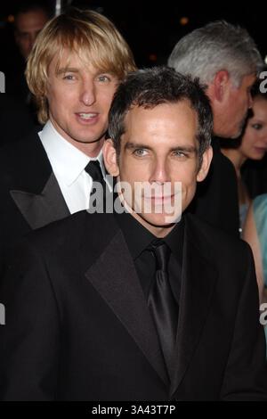 10 APRILE 2011 - VANITY FAIR OSCAR PARTY 2004, AL RISTORANTE MORTONS, WEST HOLLYWOOD, CALIFORNIA 02/29/2004. ANDREA RENAULT/ 2004.BEN STILLER E OWEN WILSON . K36141AR(immagine di credito: © Globe Photos/ZUMAPRESS.com) Foto Stock