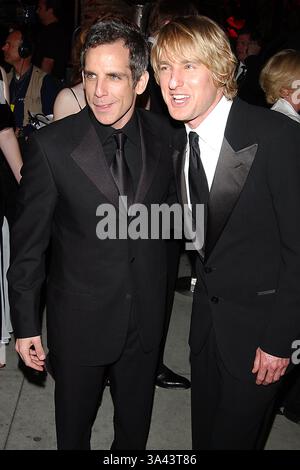 10 APRILE 2011 - VANITY FAIR OSCAR PARTY 2004, AL RISTORANTE MORTONS, WEST HOLLYWOOD, CALIFORNIA 02/29/2004. ANDREA RENAULT/ 2004.BEN STILLER E OWEN WILSON . K36141AR(immagine di credito: © Globe Photos/ZUMAPRESS.com) Foto Stock