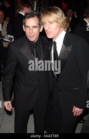 10 APRILE 2011 - VANITY FAIR OSCAR PARTY 2004, AL RISTORANTE MORTONS, WEST HOLLYWOOD, CALIFORNIA 02/29/2004. ANDREA RENAULT/ 2004.BEN STILLER E OWEN WILSON . K36141AR(immagine di credito: © Globe Photos/ZUMAPRESS.com) Foto Stock
