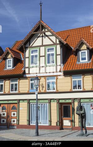 Vecchia casa in legno con pannelli in legno su Kochstrasse, di fronte alla scultura Die Rast, centro storico di Wernigerode, Harz, Sassonia-Anhalt, Germania, Foto Stock
