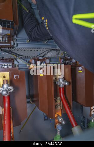 Vista dettagliata dei cavi e delle parti elettriche in un armadio tecnico, la disposizione mostra i sistemi elettrici industriali e il costruttore dell'armadio di controllo Foto Stock