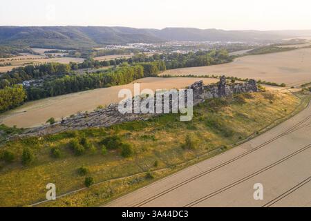 Veduta aerea all'ultima sera del muro del Diavolo con la formazione di pietra di Koenigsstein, sullo sfondo la città di Thale, Weddersleben, Harz, Foto Stock