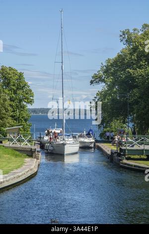 Barca a vela in una chiusa nel Canale di Goeta a Borenshult. Il Canale di Goeta fu costruito tra il 1810 e il 1832 e attraversa la Svezia. Insieme al Trol Foto Stock