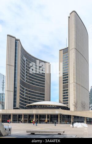 Due torri dell'edificio del Municipio in Nathan Phillips Square. Foto Stock