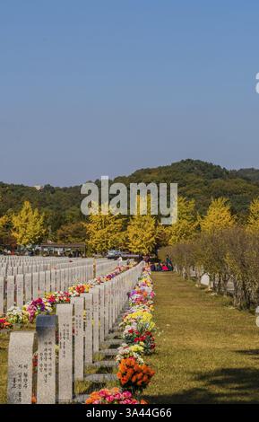 Daejeon, Corea del Sud, 27 ottobre 2019: Persone non identificate sedute a terra che rispettano un membro della famiglia sepolto nel cimitero nazionale, in Asia Foto Stock