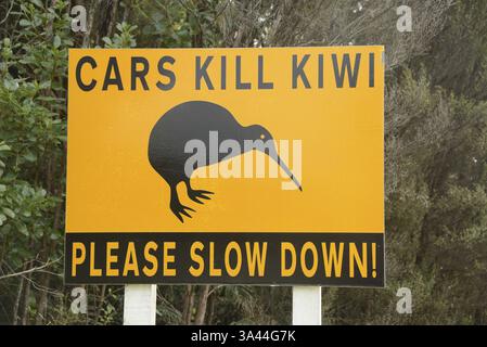 Un cartello stradale avverte i conducenti di prestare attenzione al Kiwi mentre si dirigono verso Okarito, nell'Isola del Sud della Nuova Zelanda Foto Stock