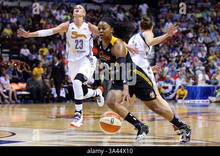 3 luglio 2014 - Uncasville, Connecticut, Stati Uniti - 3 luglio 2014: Tulsa shock Guard Odyssey Sims (0) supera la guardia/attaccante del Connecticut Sun Katie Douglas (23) e l'attaccante del Connecticut Sun Kelsey Griffin (5) durante la prima metà della partita di basket WNBA tra il Connecticut Sun e Tulsa shock alla Mohegan Sun Arena. Anthony Nesmith/CSM(immagine di credito: © Anthony Nesmith/Cal Sport Media/ZUMA Wire) Foto Stock