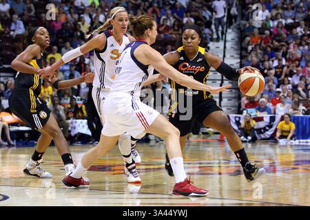 4 luglio 2014 - Uncasville, Connecticut, Stati Uniti - 3 luglio 2014: Tulsa shock Guard Odyssey Sims (0) è doppiata dalla guardia/attaccante del Connecticut Sun Katie Douglas (23) e dall'attaccante del Connecticut Sun Kelsey Griffin (5) durante la partita di basket WNBA tra il Connecticut Sun e Tulsa shock alla Mohegan Sun Arena. Tulsa sconfisse il Connecticut 96-83. Anthony Nesmith/CSM(immagine di credito: © Anthony Nesmith/Cal Sport Media/ZUMA Wire) Foto Stock