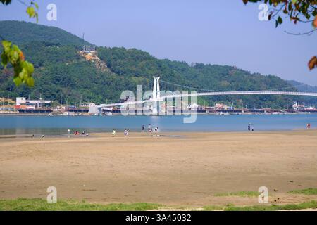 Gwangyang, Corea del Sud - 3 ottobre 2021: Il ponte Haemaji si estende sul fiume Seomjin, collegando Baealdo alla terraferma. I visitatori esplorano il Foto Stock