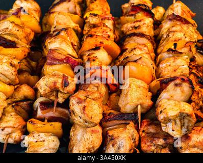 Kebab di pollo alla griglia con verdure, spiedini barbecue fatti in casa, carne fresca marinata e peperoni da vicino Foto Stock