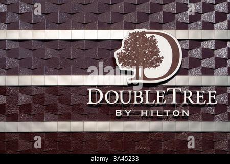 Vista di un cartello fuori dall'hotel Doubletree by Hilton. Logo sulla facciata dell'edificio dell'hotel. Minsk, Bielorussia - 4 marzo 2025 Foto Stock