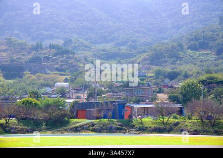 Gwangyang, Corea del Sud - 3 ottobre 2021: Un tranquillo villaggio rurale annidato ai piedi delle colline boscose vicino al villaggio di Gwangyang Plum Blossom. Tradizione Foto Stock