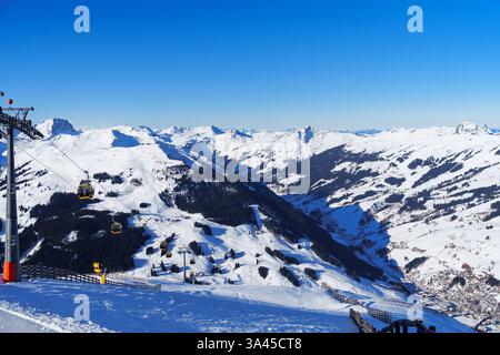 Una vista mozzafiato delle maestose Alpi innevate da una pittoresca stazione sciistica in inverno. Foto Stock