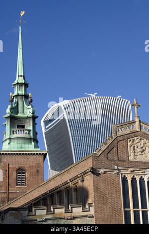 Contrasto tra All Hallows by the Tower, la chiesa storica e il moderno grattacielo, il Fenchurch Building noto anche come Walkie Talkie, Londra Foto Stock