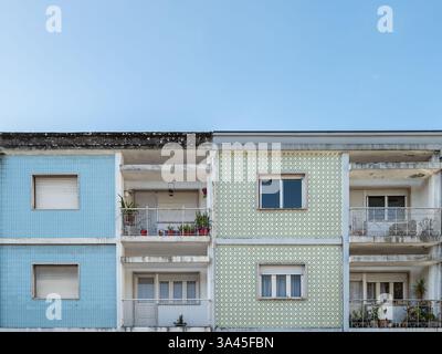 Primo piano delle facciate coperte di piastrelle di ceramica tradizionali degli edifici residenziali a Braga, in Portogallo Foto Stock