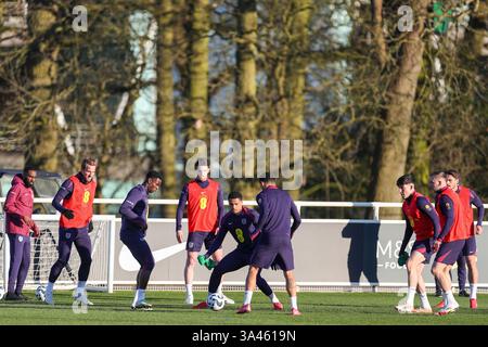 Burton Upon Trent, Regno Unito. 18 marzo 2025. Harry Kane (Bayern Monaco), Marc Guéhi (Palazzo di cristallo), Declan Rice (Arsenal), Levi Colwill (Chelsea), Tino Livramento (Newcastle United), Jarrod Bowen durante l'England Media Day e sessione di allenamento davanti alle amichevoli Inghilterra / Albania, a St. George's Park, Burton Upon Trent, Inghilterra, Regno Unito il 18 marzo 2025 crediti: Phil Duncan/Every Second Media Credit: Every Second Media Credit: Every Second Media News/Alamy Live News Foto Stock