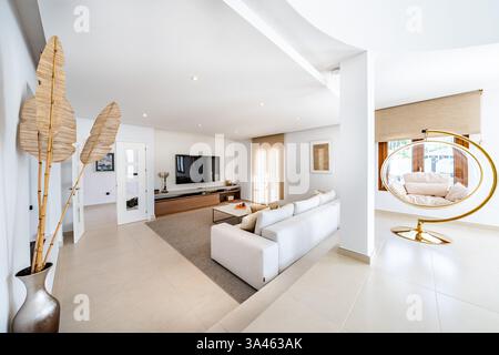 un'immagine di un lussuoso spazio abitativo aperto in una lussuosa villa immobiliare mediterranea Foto Stock