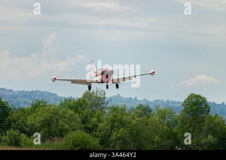 Wangen-Lachen, Svizzera, 26 maggio 2024 HB-EVT AS202 Bravo elica su un piccolo campo di aviazione Foto Stock