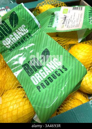Limoni biologici, limoni biologici, prodotti biologici, prodotti greci, prodotti della Grecia, limoni in rete, frutta biologica, magazzino, catena di approvvigionamento, shopping Foto Stock