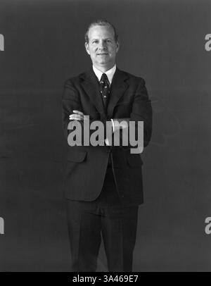 James Addison Baker III (New York, 28 aprile 1930) è un avvocato statunitense. Baker è stato capo di stato maggiore nella prima amministrazione del presidente Reagan e nell'ultimo anno di amministrazione del presidente G.W. Bush. Baker è stato anche Segretario del Tesoro dal 1985 al 1988 nella seconda amministrazione Reagan e Segretario di Stato nell'amministrazione G.W. Bush. È anche presidente onorario del James A. Baker III Institute for Public Policy presso la Rice University di Houston, Texas. NELLA FOTO: Luogo/data sconosciuti. JAMES BAKER posa per "The Portrait Project", A. Foto Stock