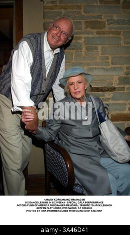 Luglio 11, 2001 - HARVEY KORMAN E UTA HAGEN.SEI LESSINS DANZA IN SEI SETTIMANE - speciale spettacolo gala.ATTORI FUND OF AMERICA FUNDRAISER-MEMORIAL OMAGGIO A JACK LEMMON.GEFFEN PLAYHOUSE, Westwood, CA 7/10/2001. NINA PROMMER/ 2001 K22320NP(Immagine di credito: © Globo foto/ZUMAPRESS.com) Foto Stock