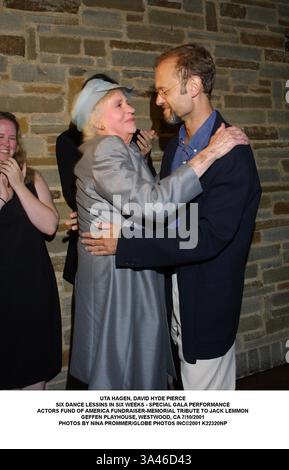 Luglio 11, 2001 - UTA HAGEN, David Hyde Pierce.SEI LESSINS DANZA IN SEI SETTIMANE - speciale spettacolo gala.ATTORI FUND OF AMERICA FUNDRAISER-MEMORIAL OMAGGIO A JACK LEMMON.GEFFEN PLAYHOUSE, Westwood, CA 7/10/2001. NINA PROMMER/ 2001 K22320NP(Immagine di credito: © Globo foto/ZUMAPRESS.com) Foto Stock
