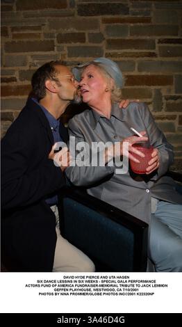 Luglio 11, 2001 - DAVID Hyde Pierce e UTA HAGEN.SEI LESSINS DANZA IN SEI SETTIMANE - speciale spettacolo gala.ATTORI FUND OF AMERICA FUNDRAISER-MEMORIAL OMAGGIO A JACK LEMMON.GEFFEN PLAYHOUSE, Westwood, CA 7/10/2001. NINA PROMMER/ 2001 K22320NP(Immagine di credito: © Globo foto/ZUMAPRESS.com) Foto Stock