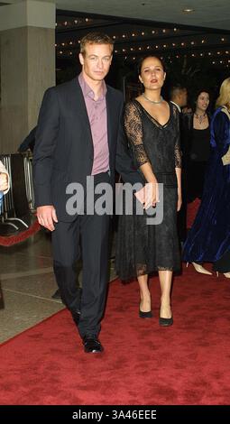 Nov. 20, 2001 - Los Angeles, California, Stati Uniti d'America - SIMON BAKER e attrice/moglie Rebecca RIGG.L'affare della collana, PREMIERE.LOEWS CENTURY PLAZA, secolo Los Angeles, CA.20 NOVEMBRE 2001. NINA PROMMER/ 2001 K23416NP (D)(Immagine di credito: © Globo foto/ZUMAPRESS.com) Foto Stock