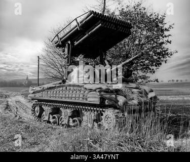 Gli ultimi giorni della seconda guerra mondiale (1945) e un T34 Sherman Tank della 14th Armored Division equipaggiato con un lanciarazzi Foto Stock