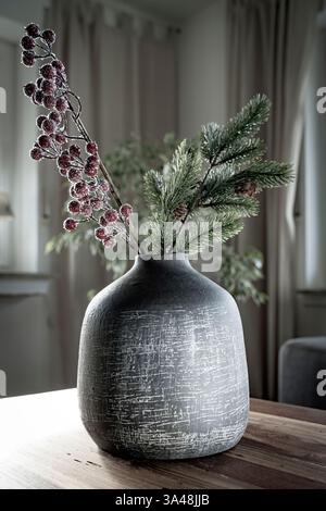 Rote Perlenpracht in der Vase Foto Stock