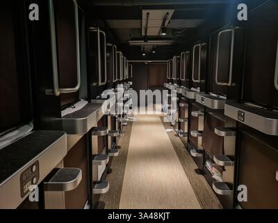 Un capsule hotel giapponese a Tokyo. Foto Stock