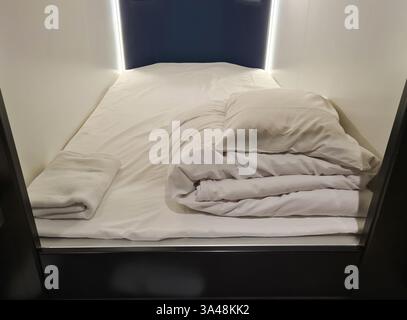 Un capsule hotel giapponese a Tokyo. Foto Stock