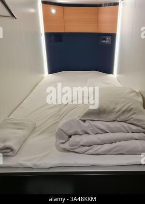 Un capsule hotel giapponese a Tokyo. Foto Stock