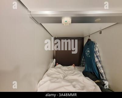 Un capsule hotel giapponese a Tokyo. Foto Stock